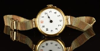 Unnamed 18ct gold wristwatch with blued hand, black Arabic numerals, gilt minute markers, white dial