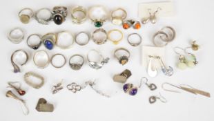 Nineteen silver rings including tiger's eye, locket, shell, lapis lazuli, one Links of London,