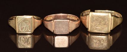 Two 9ct gold signet rings and a damaged signet ring, 6.7g