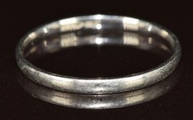 A platinum wedding band / ring, 2g, size Q