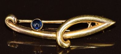 A 14k gold brooch set with a sapphire cabochon, 3.1g, 3.7cm