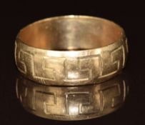 A 9ct gold ring with Greek key decoration, 3.1g, size M/N