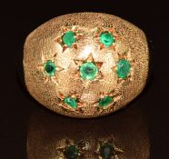 An 18k gold ring set with emeralds in star settings, 15.1g, size M