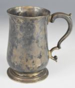 Georgian hallmarked silver half pint tankard of baluster form with scroll handle, London 1767, maker
