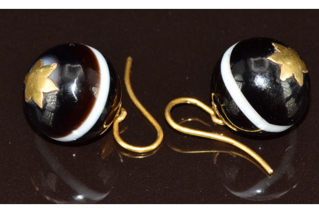 A pair of Victorian banded agate earrings, each bead approximately 15mm, 10.5g - Image 1 of 3