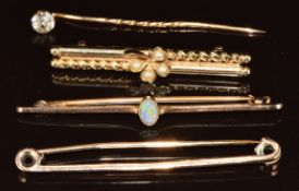 Edwardian 15ct gold brooch set with seed pearls in the form of a four leaf clover (3.2g, 4.3cm), a