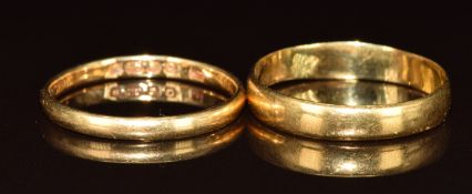An 18ct gold wedding band / ring (2.2g, size S) and a 22ct gold wedding band / ring (2.3g, size Q)
