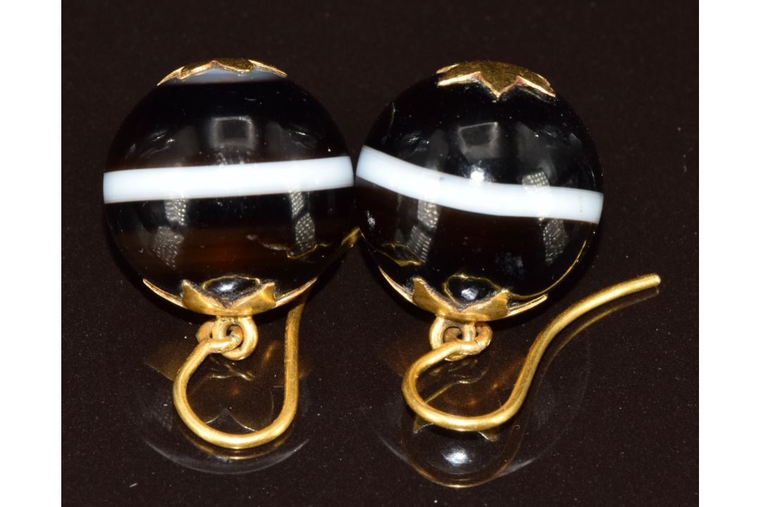 A pair of Victorian banded agate earrings, each bead approximately 15mm, 10.5g - Image 2 of 3