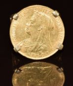 A 1900 gold full sovereign in 9ct gold mount, 15.6g, size Q