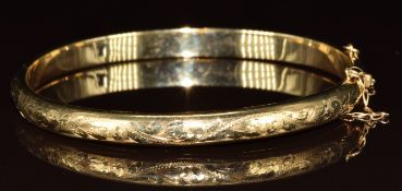 A 9ct gold bangle with engraved decoration, 7.6g, 6 x 5.5cm