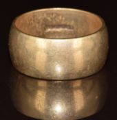 A 9ct gold wedding band / ring, 9.1g, size S