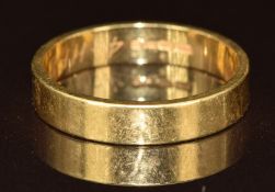 An 18ct gold wedding band / ring, 7.5g, size V