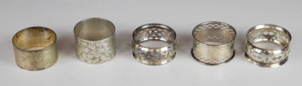 Five various hallmarked silver napkin rings, to include a pair of pierced examples, weight 84g