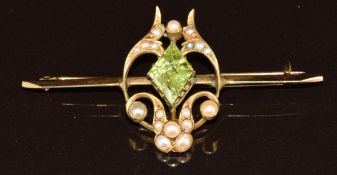 Edwardian 15ct gold brooch set with a peridot and pearls, 4.9g, 5cm