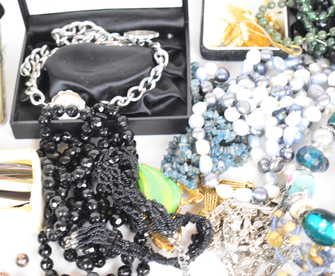 A collection of jewellery including silver ring, Kigu brooch, Swatch and other watches, vintage - Image 10 of 10
