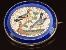 A 19thC micro mosaic brooch depicting two birds and verso a bouquet of flowers, 9.9g, 3.1 x 2.6cm