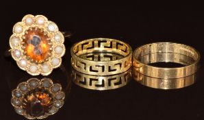 A 14k gold ring in Greek key design (0.9g), a 9ct gold wedding band (1g) and a 9ct gold ring set