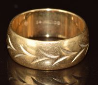 A 14k gold wedding band / ring with cut out decoration, 6.2g, size N