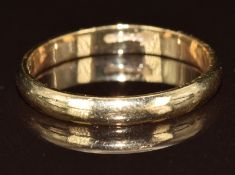 A 9ct gold wedding band / ring, 3g, size U