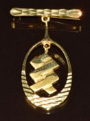 An 18ct gold pendant attached to bar brooch, 15.2g, 4cm