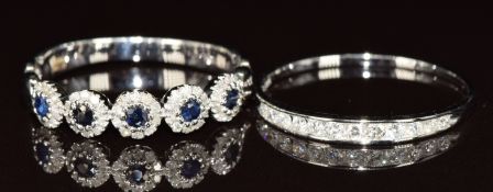 A 9k white gold half eternity ring set with twelve diamonds totalling approximately 0.25ct (1.1g,