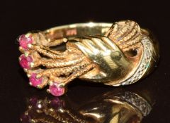 A 14k gold ring set with rubies and diamonds in the form of a hand and bouquet, 4.3g, size M