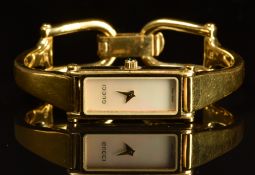 Gucci ladies wristwatch ref. 1500 L with gold dauphine hands, mother of pearl rectangular dial, gold