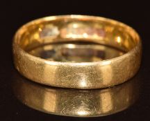 A 22ct gold wedding band / ring, 2.4g, size L
