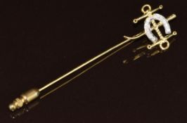 An 18k gold stick pin in the form of a horseshoe set with diamonds, 2.6g, 6.4cm