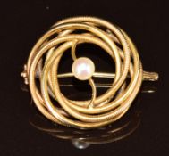An 18k gold brooch set with a pearl, 7.5g, 2.5cm