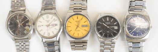 Five Seiko gentleman's wristwatches comprising two 5 automatic, two automatic and one quartz, all on