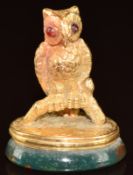 French 18ct gold seal in the form of an owl with textured detail and set with bloodstone, 5g, 2.6cm