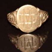A 9ct gold signet ring, 4.2g, size K/L