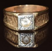 A 9ct gold ring with paste in a star setting, with textured shoulders, 5.5g, size S