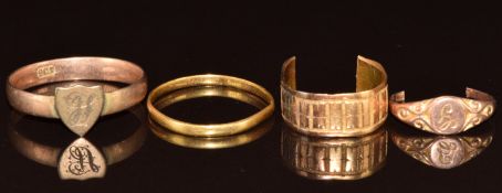 A 9ct gold ring (1.8g), damaged 9ct gold ring (0.6g), a section of 18ct gold ring (2g) and a 22ct