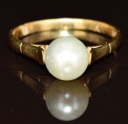 An 18ct gold ring set with a pearl, 2.6g, size P
