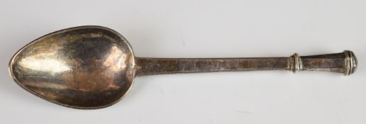 Guild of Handicrafts George VI hallmarked silver teaspoons with hammered decoration, terminating