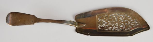 Georgian hallmarked silver fiddle pattern fish server, London 1829, maker William Chawner II, length