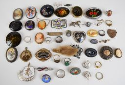 A collection of brooches including 9ct gold cameo (6.4g), carved banded agate, two Siam silver,