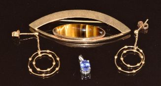 A 9ct gold brooch set with a tiger's eye cabochon, verso 'hand made South Africa' (8.4g, 5.6cm),