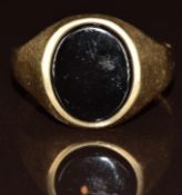 A 9ct gold ring set with onyx, 2.2g, size P