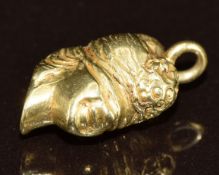 A yellow metal charm in the form of a blindfolded woman, 5.1g