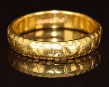 A 22ct gold wedding band / ring, 5.5g, size N/O
