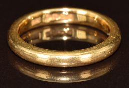 A 22ct gold wedding band / ring, 4.6g, size J