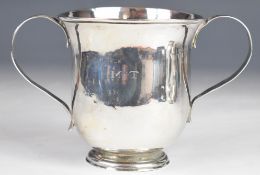 Georgian hallmarked silver twin handled porringer or cup of baluster form with reeded handles,