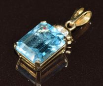 A 9ct gold pendant set with a topaz and diamonds, 1.8g, 2cm