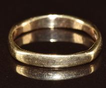 A 9ct gold band / ring, 1.8g, size L