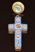 A yellow metal cross pendant with engraved floral decoration, set with micro mosaic (4.5g, 3.5cm)
