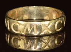 A 9ct gold wedding band / ring, 3.2g, size T