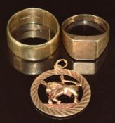 A 9ct gold pendant depicting a bull for 'Taurus' and two 9ct gold rings, 13.3g, size U & R